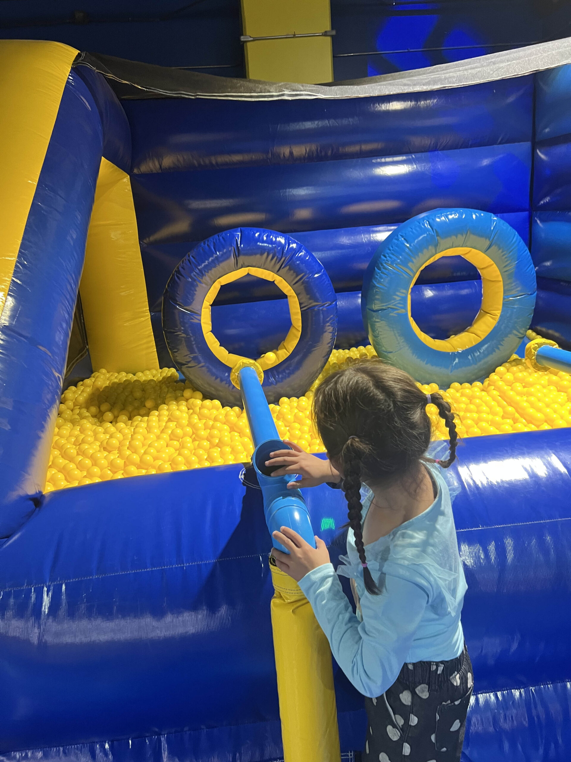 Niños jugando en parques inflables para niños de Jumpin