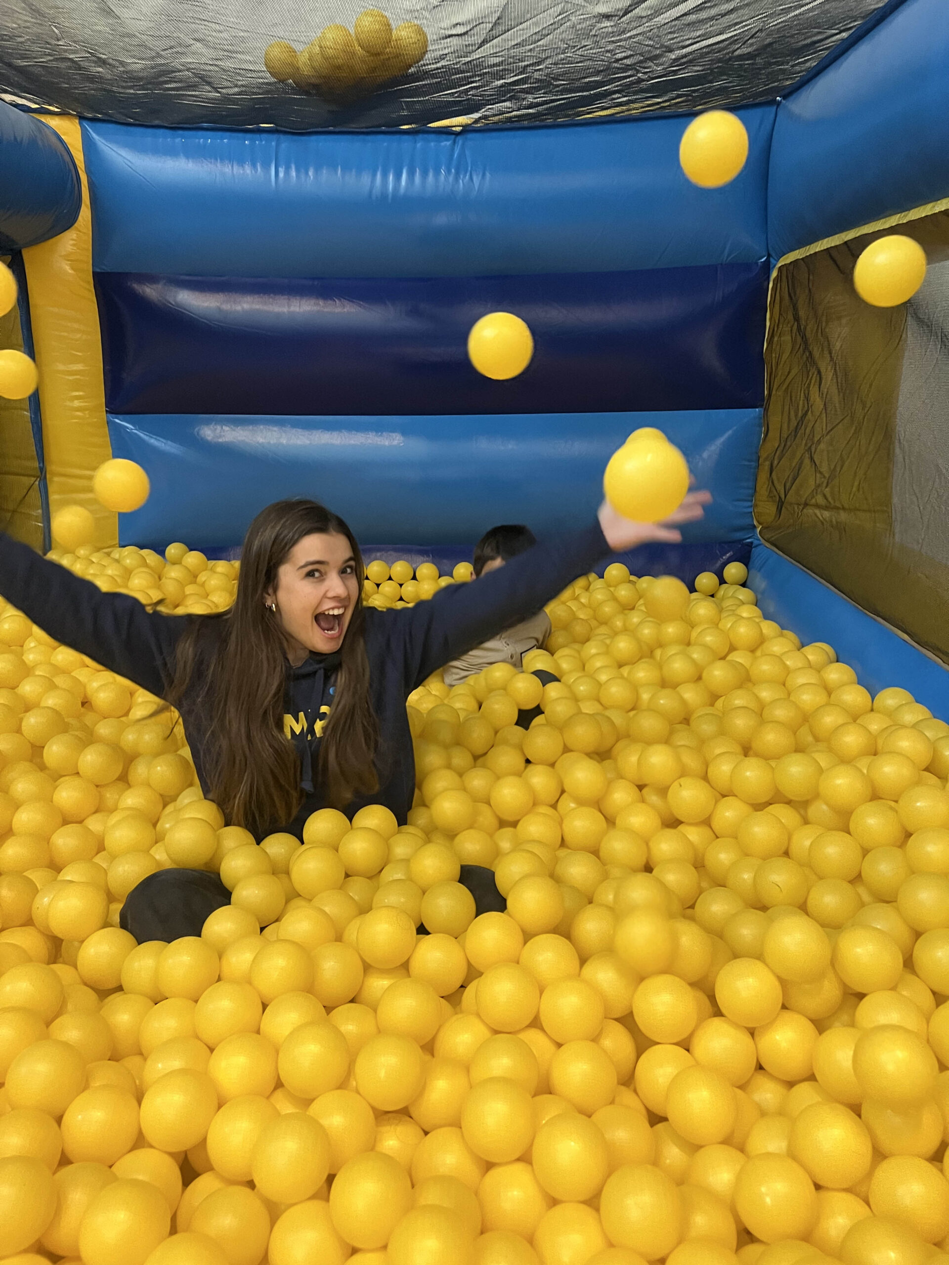 Parque inflable de Jumpin con niños jugando y riendo