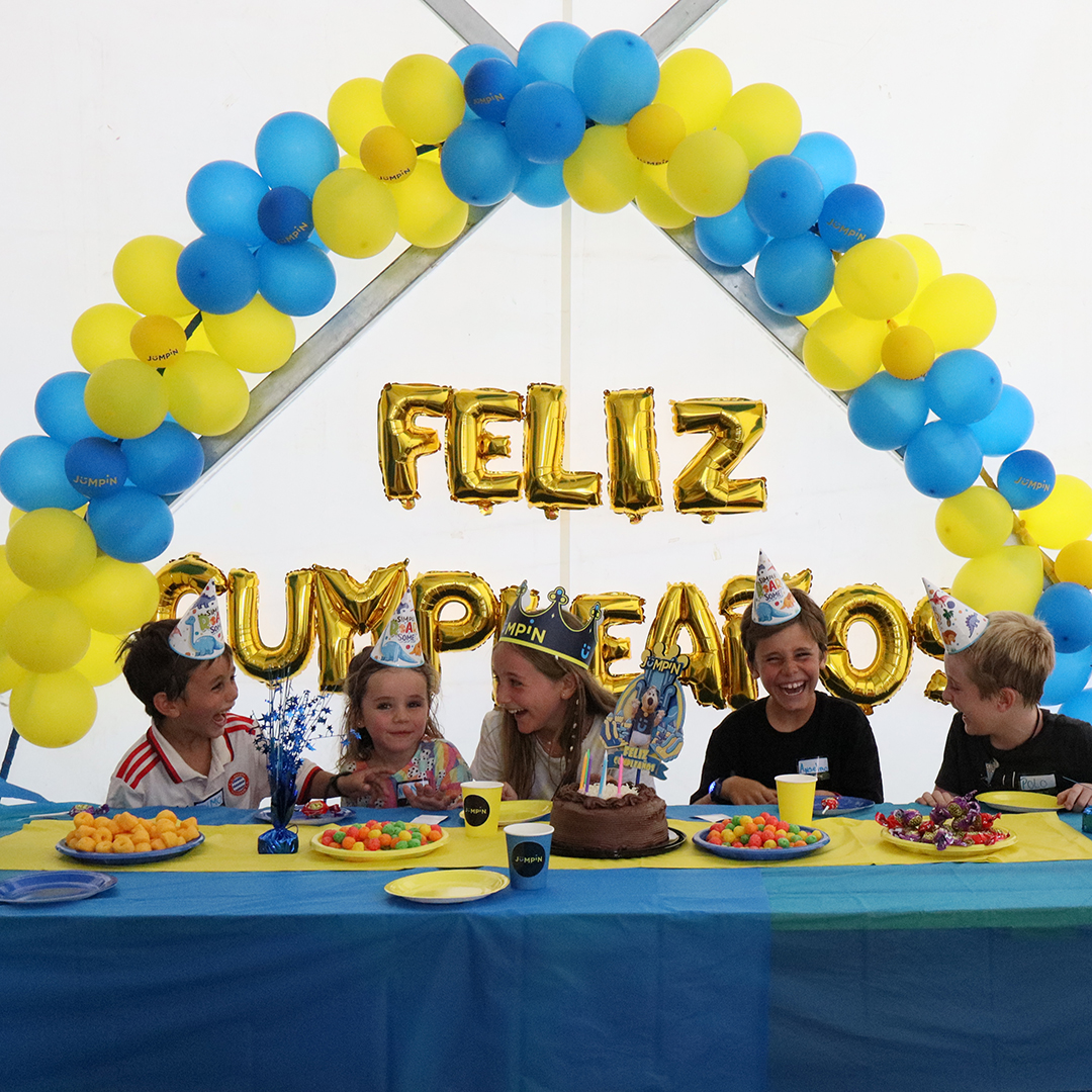 Espacio reservado con mesas para comida y decoración básica