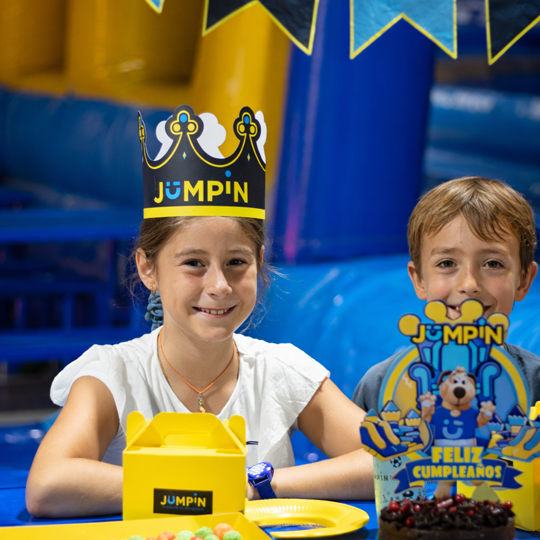 Corona para el cumpleañero/a y Stickers con nombre para cada invitado