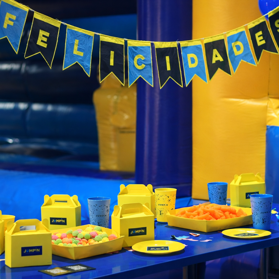  Espacio con mesas reservadas para tus invitados y decoración básica (no se permite llevar comida)